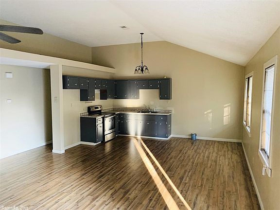 2nd image of 902 Garden Ln