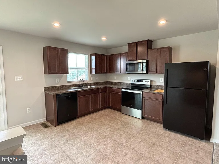 57 Sebago Pl — Photo 5