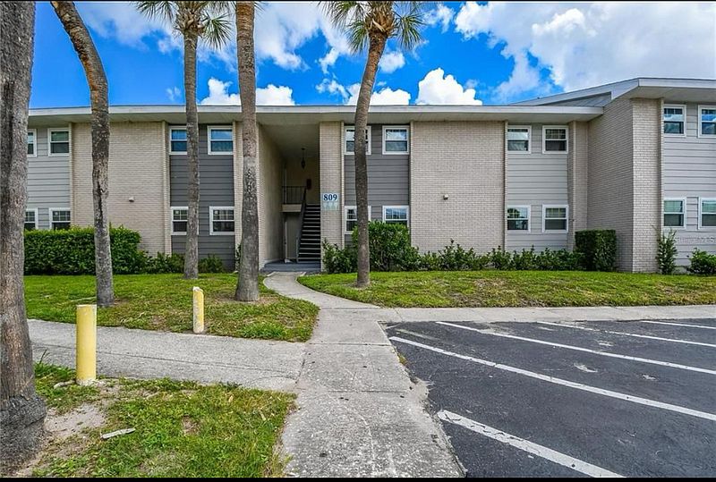 2nd image of 857 Sky Lake Cir
