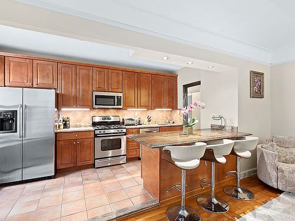 2nd image of 402 E 74th St APT 5F