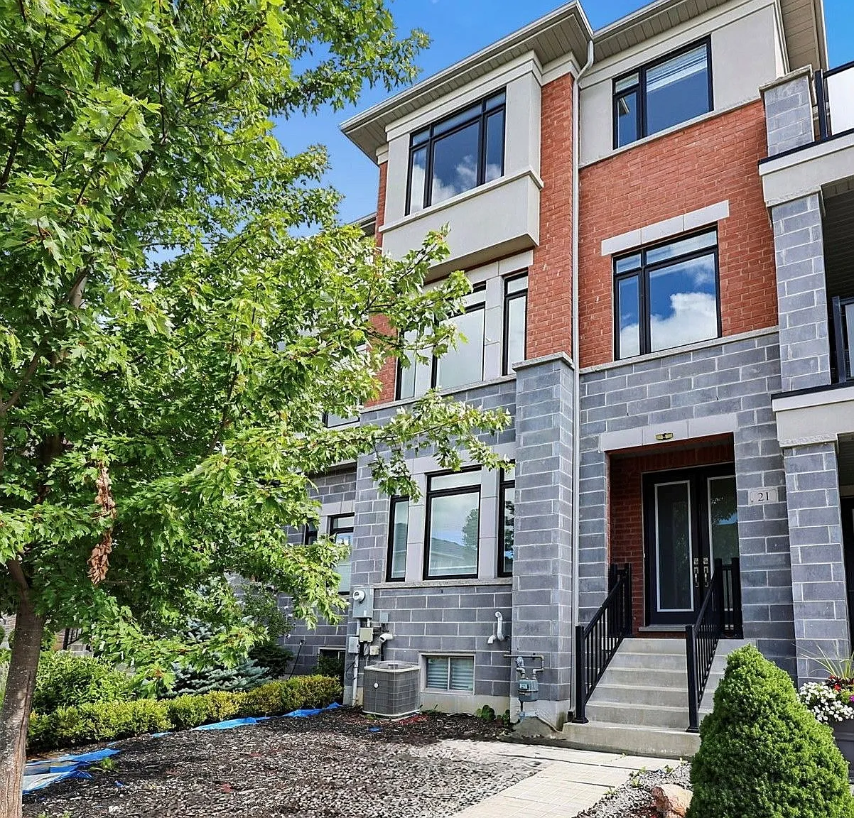 4 bed, $3,650 — Photo 1