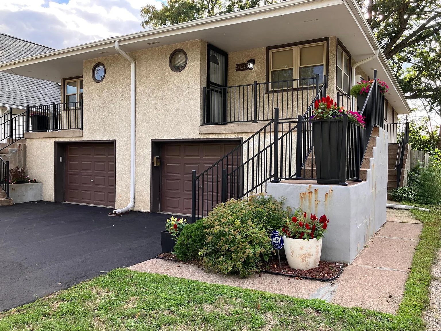 3 bed, 1100 sqft, $1,975 — Photo 1