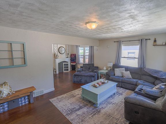 3rd image of 206 E 28th St