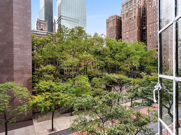 4th image of 320 E 42nd St APT 305