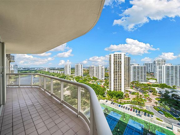 4th image of 20191 E Country Club Dr APT 2102