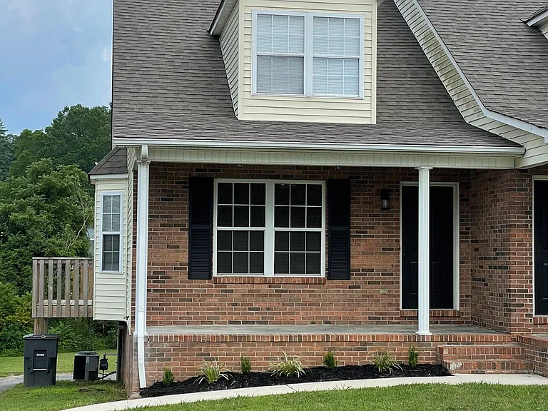 928 Nottingham Dr — Photo 1