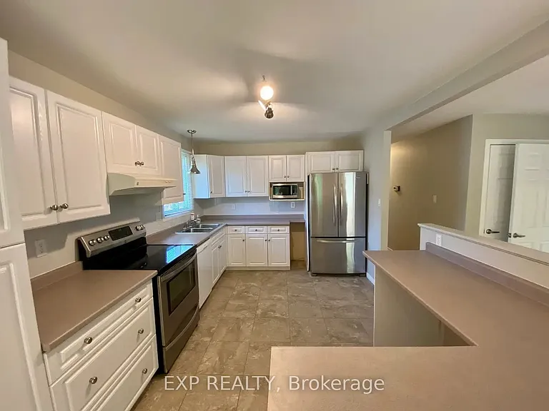 92 Leaside Dr #UPPER — Photo 3