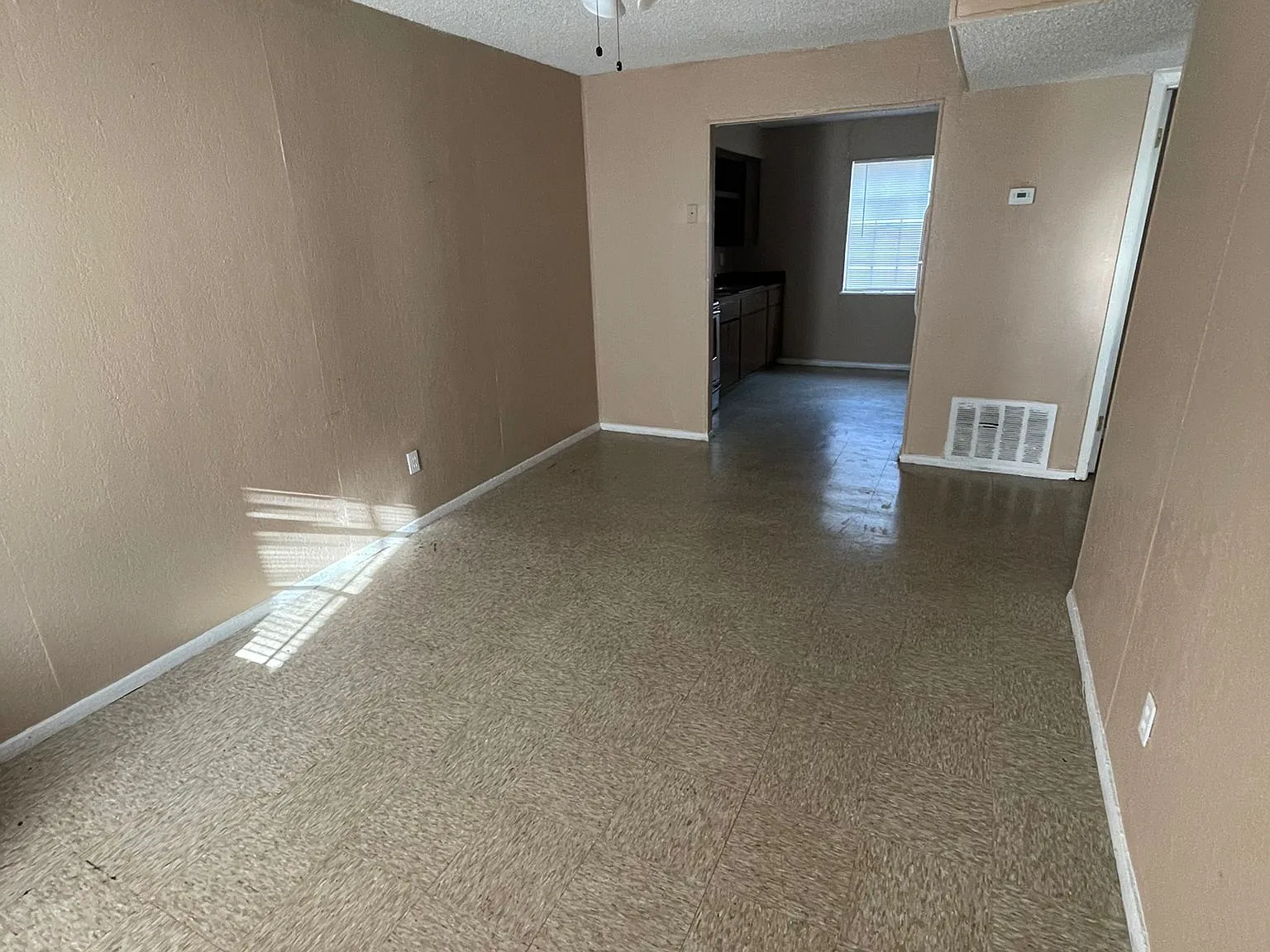 913 Athol Street — Photo 3