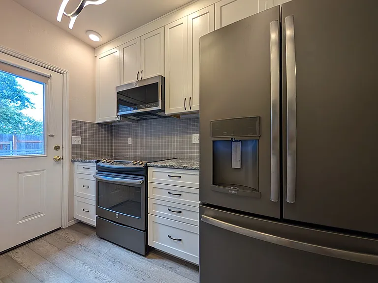 28 Lawrence St — Photo 9