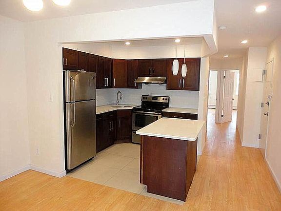 5th image of 2596 Steinway St #2F