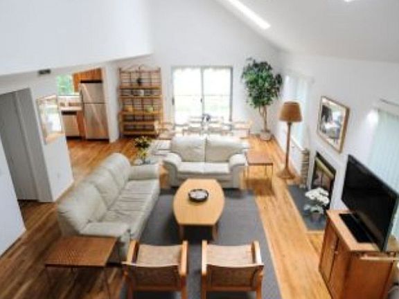 3rd image of 123 Norfolk Dr
