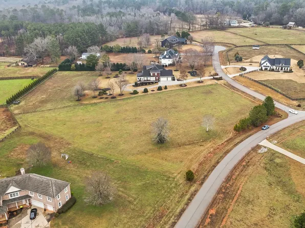 15 Meadow View Ct, Social Circle, GA 30025