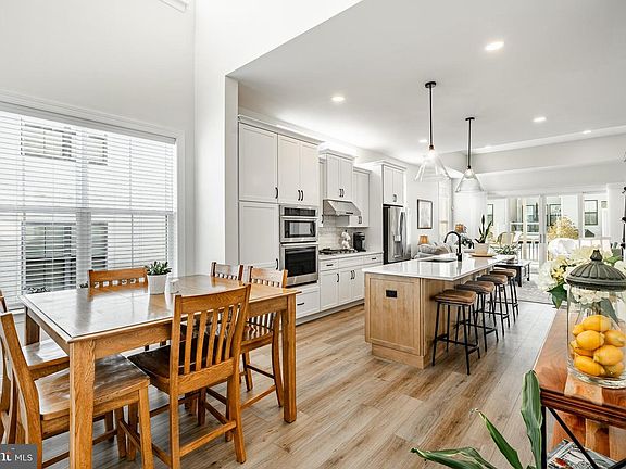 3rd image of 923 Stable Way