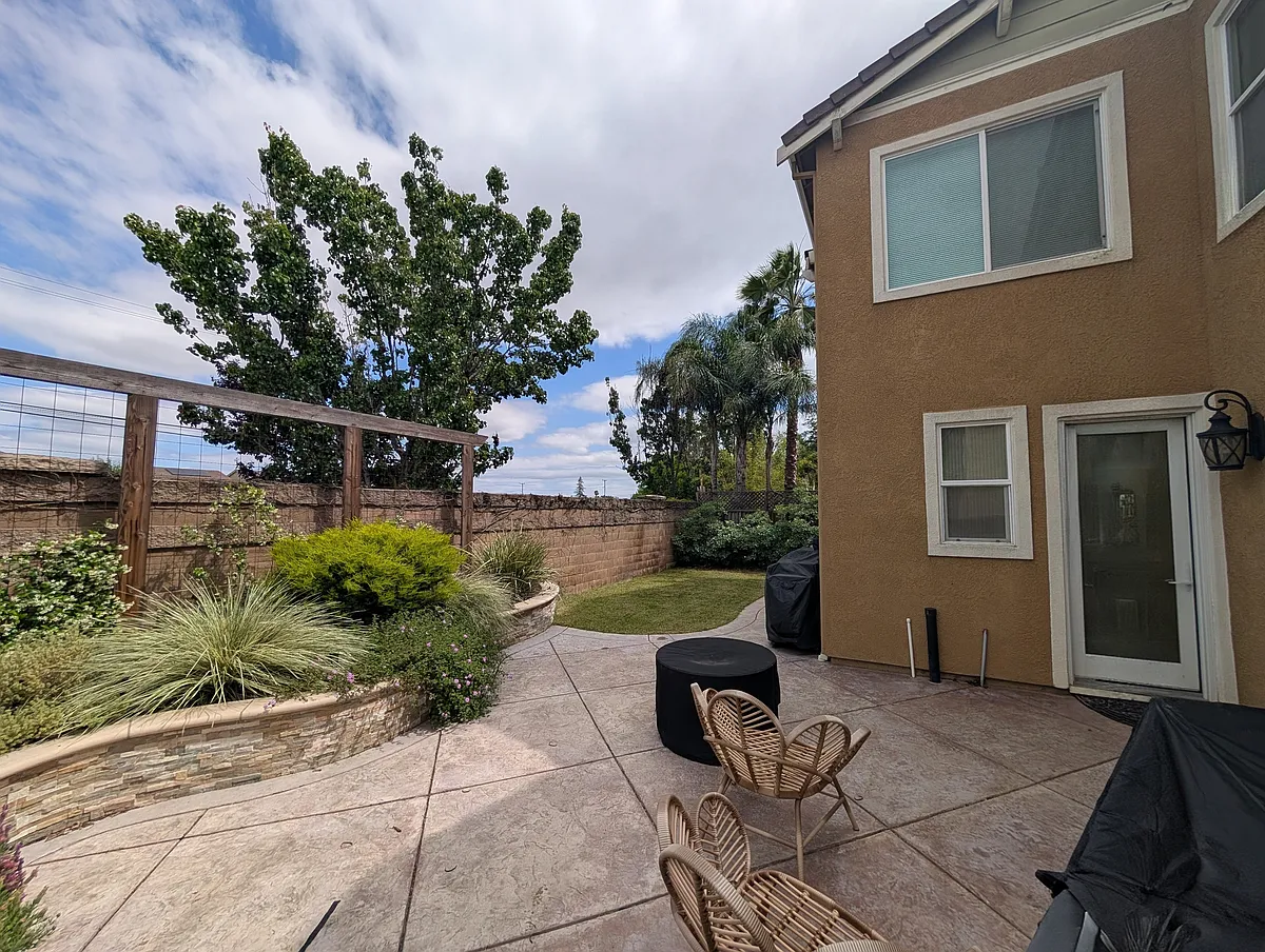Building Photo - 208 Yellow Rose Cir