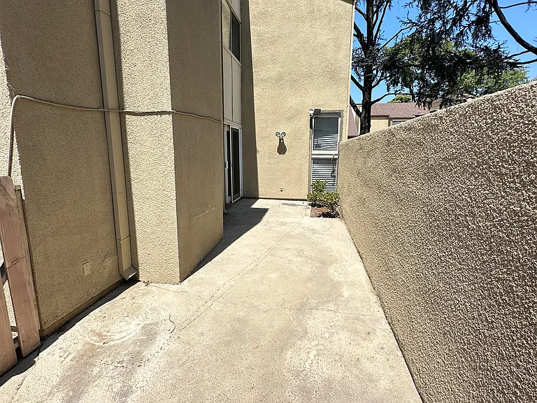 Greendale Ln — Photo 23