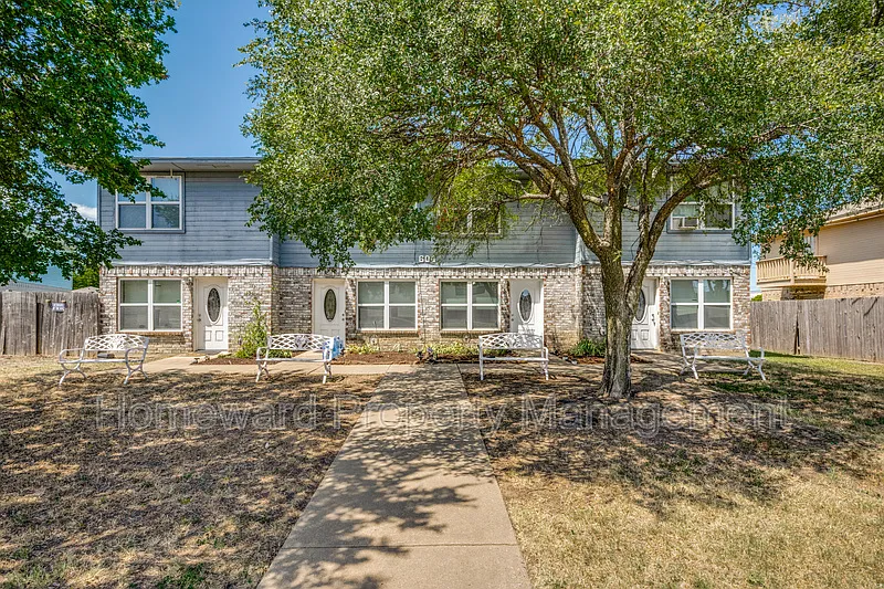 2 bed, 1.5 bath, 1020 sqft, $1,375 — Photo 2