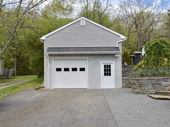 225 Russia Rd, Oak Ridge, NJ 07438