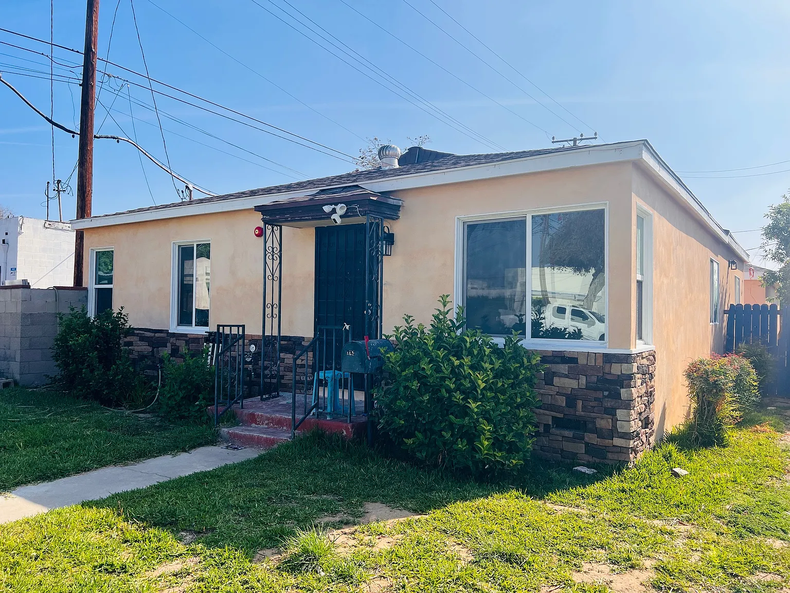 4 bed, 1365 sqft, $4,500 — Photo 2