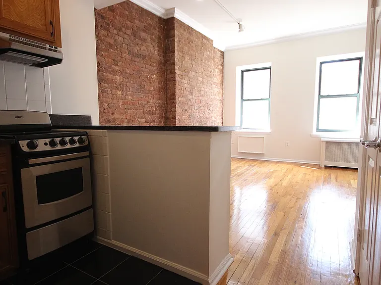 908 Amsterdam Ave #5C — Photo 2
