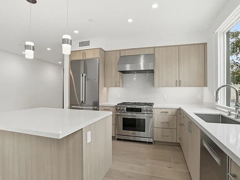 425 1st St #11 — Photo 11