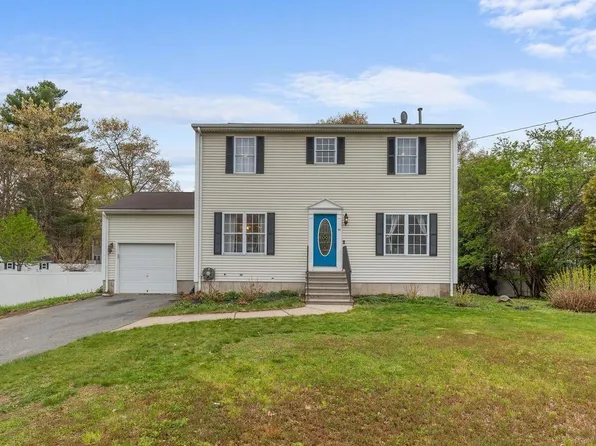 44 Orchard Valley Dr, Cranston, RI 02921