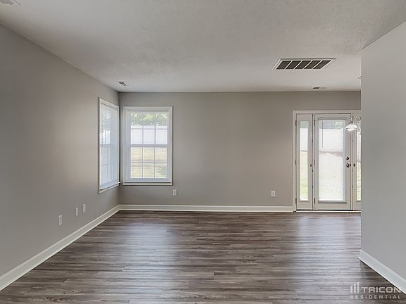 4th image of 932 Crowders Woods Dr