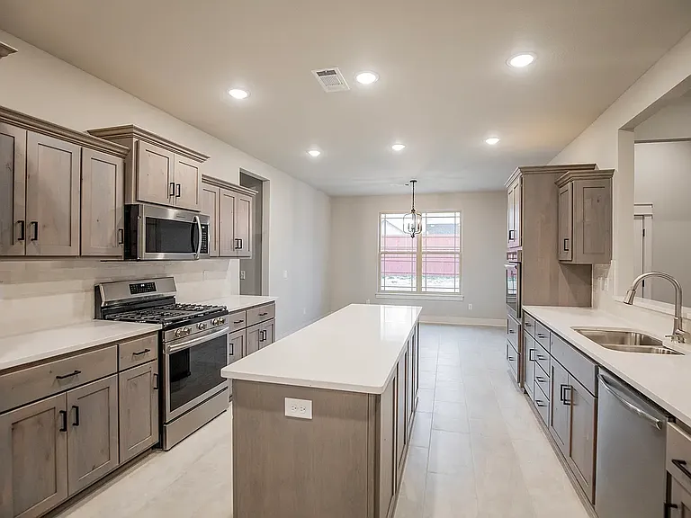 304 Doral Dr — Photo 3