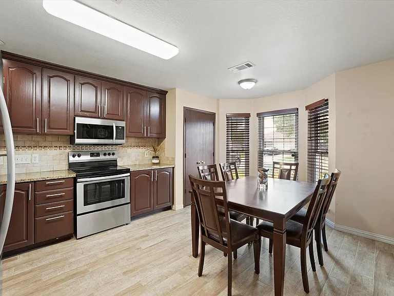 4702 Grovetree Ln — Photo 8