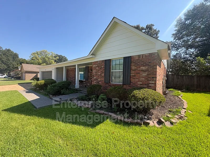 3 bed, 2.0 bath, 1897 sqft, $2,295 — Photo 2