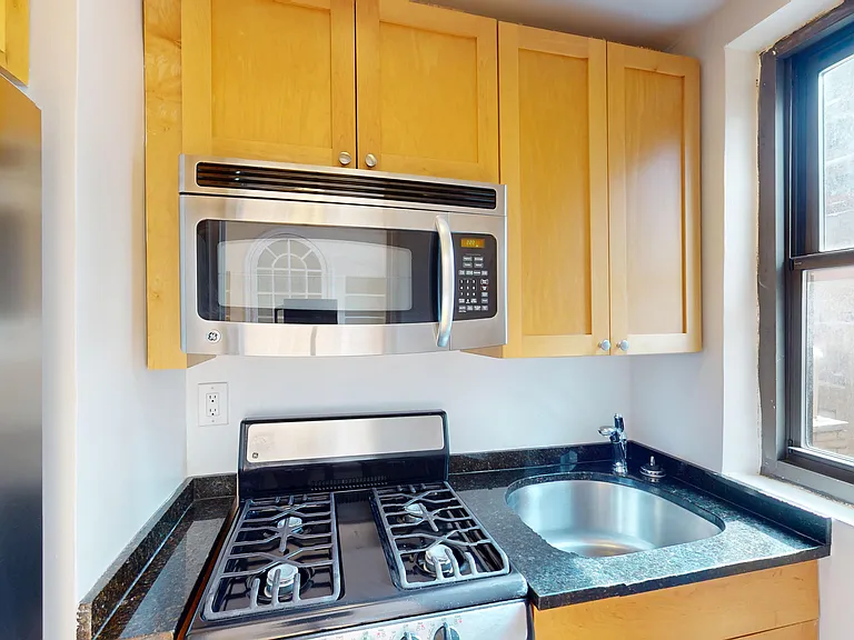 141 E 56th St #10D — Photo 6