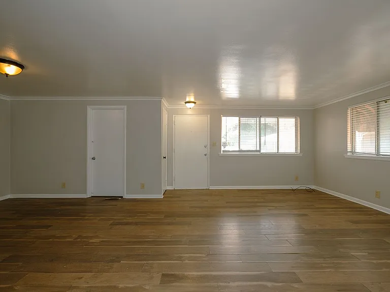 1401-1403 S Frisco Ave — Photo 32