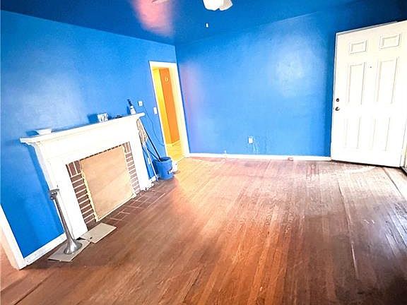 2nd image of 1858 Martin Pl