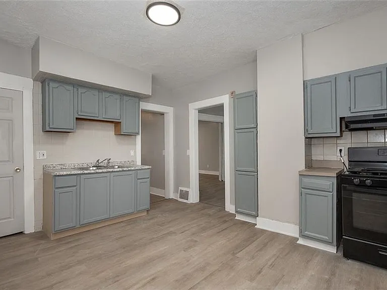 5614 Drake Ave — Photo 2