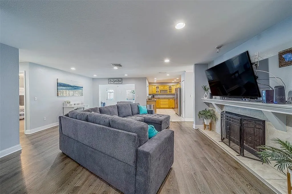 3 bed, 2.5 bath, 2083 sqft, $8,000 — Photo 2