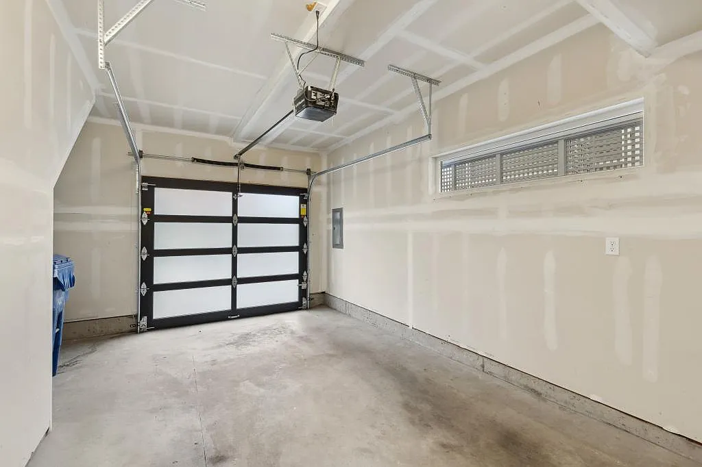 1017 W. Crockett St. - 3 bedrooms — Photo 3