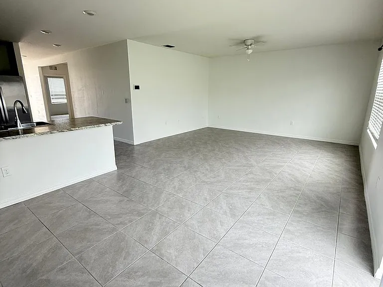 187 Emanuelle Dr — Photo 37