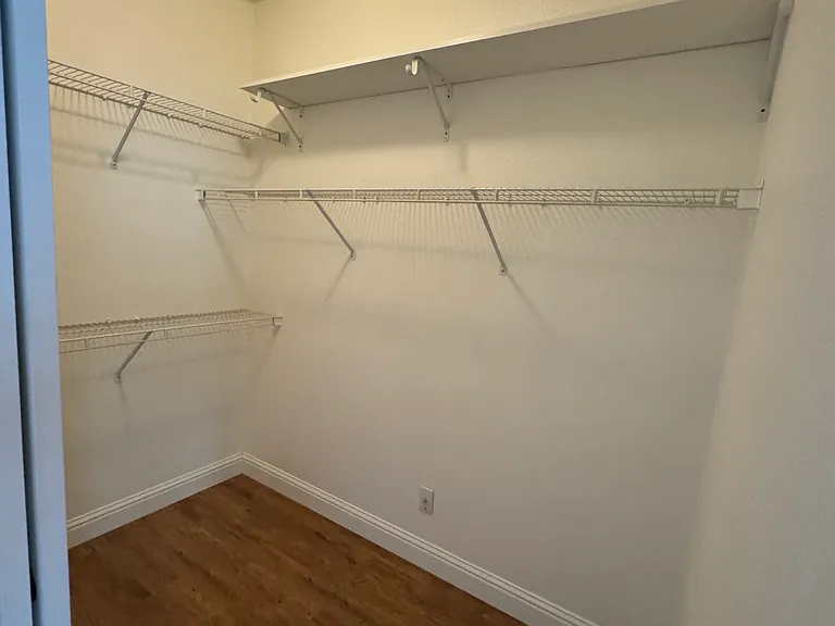 901 Ross Dr — Photo 2