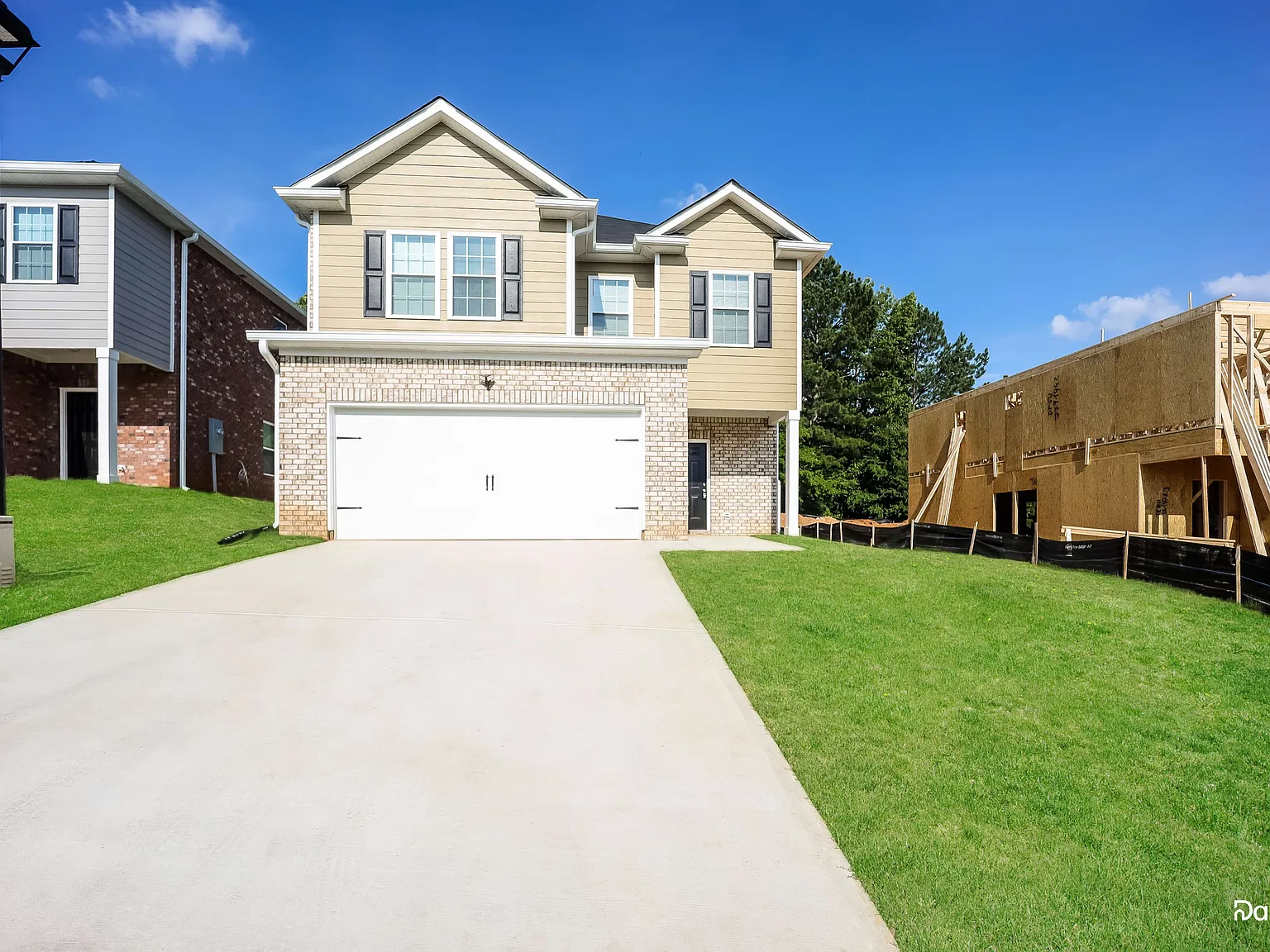 4 bed, 2.5 bath, 2516 sqft, $2,370 — Photo 1