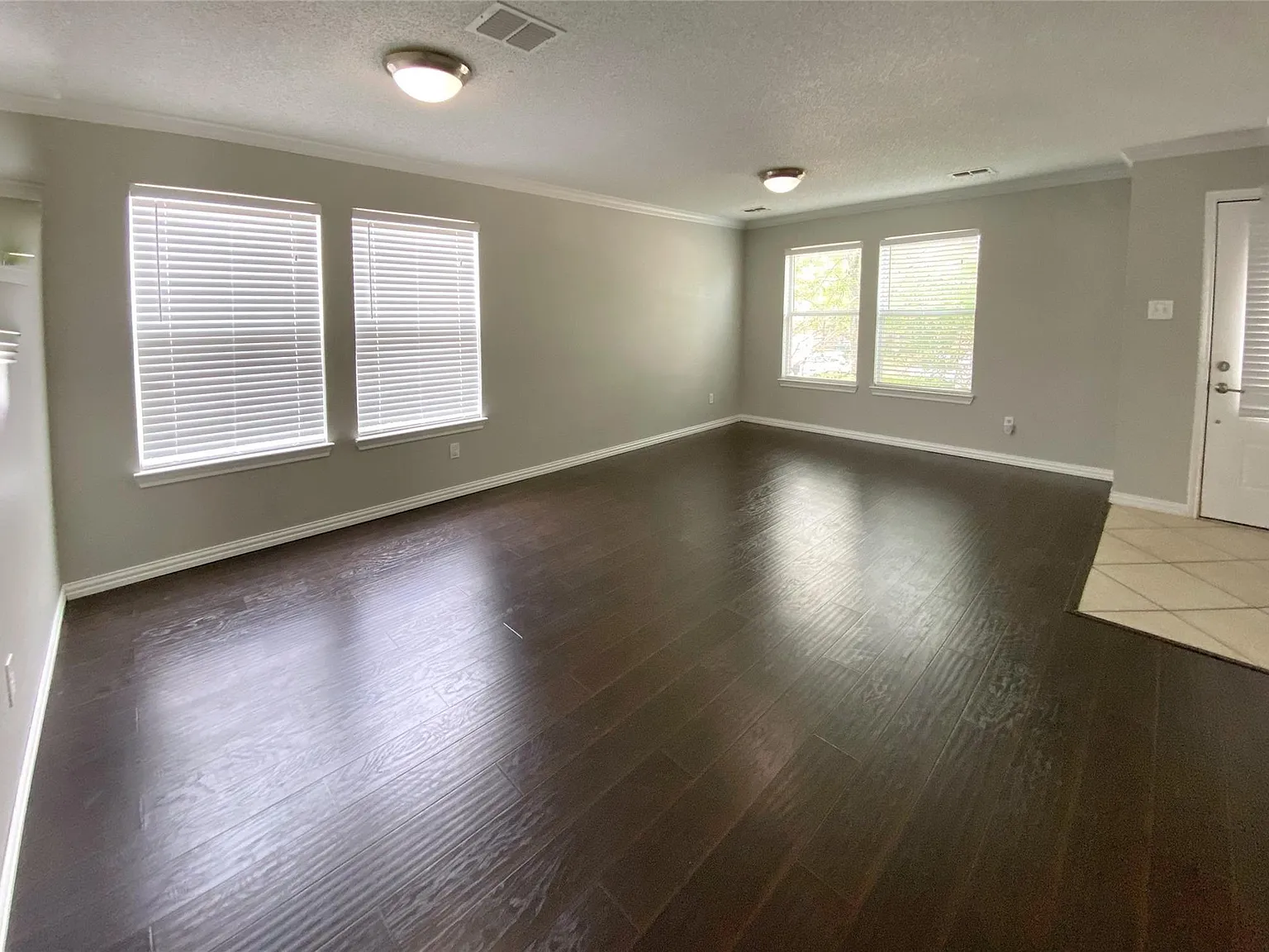 3 bed, 2.5 bath, 2306 sqft, $2,200 — Photo 4