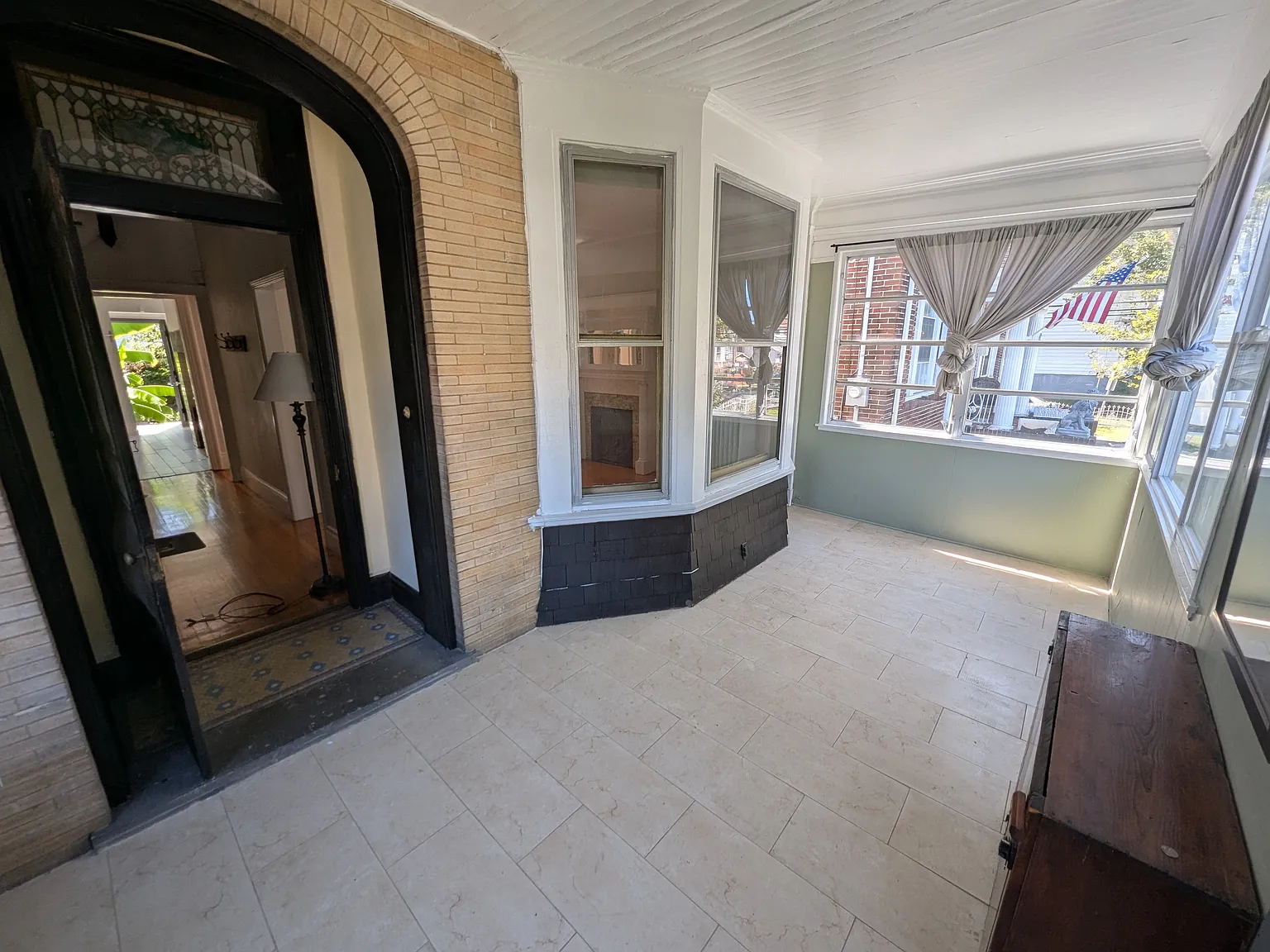 5 bed, 2.5 bath, 2727 sqft, $3,900 — Photo 4