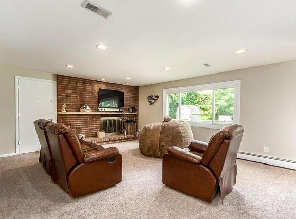 5th image of 990 Barberry Ln