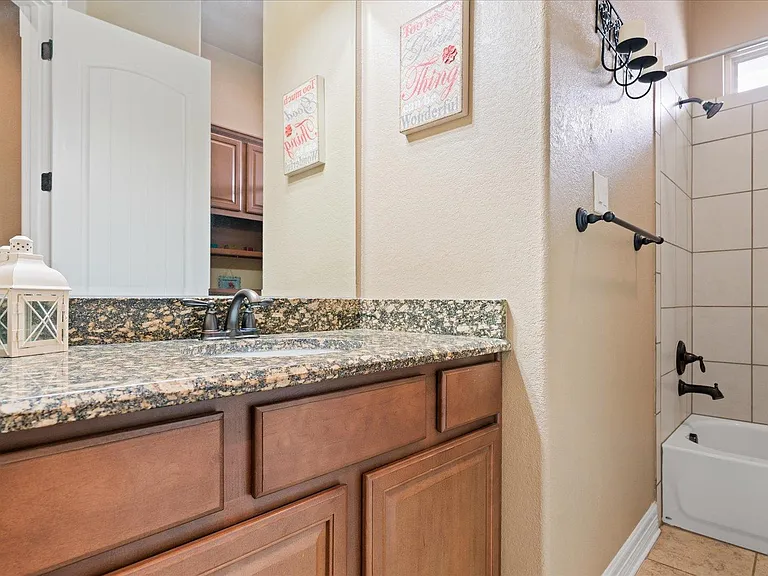 916 Easton Dr — Photo 29