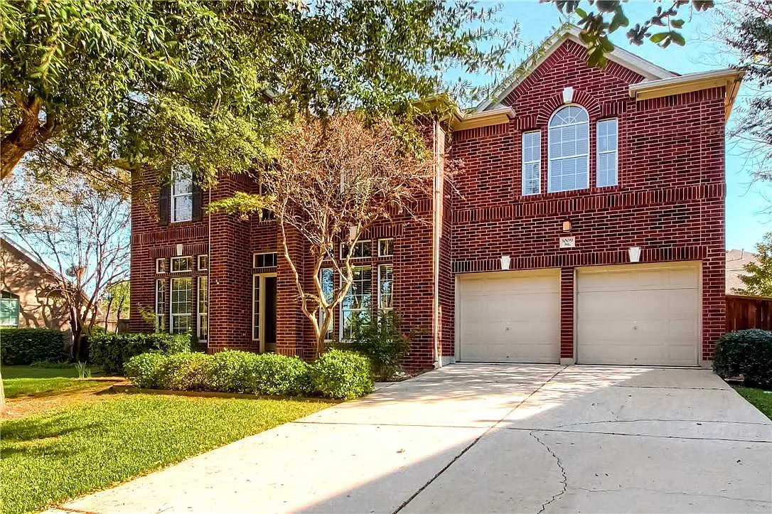 4 bed, 2.5 bath, 2707 sqft, $2,700 — Photo 1