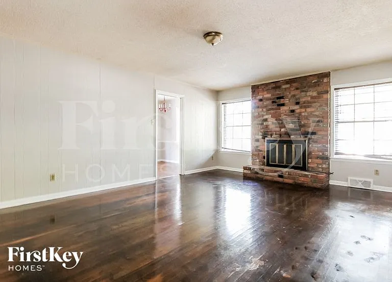 4560 Parkwood Rd — Photo 3