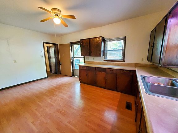 5th image of 808 W Gardner St