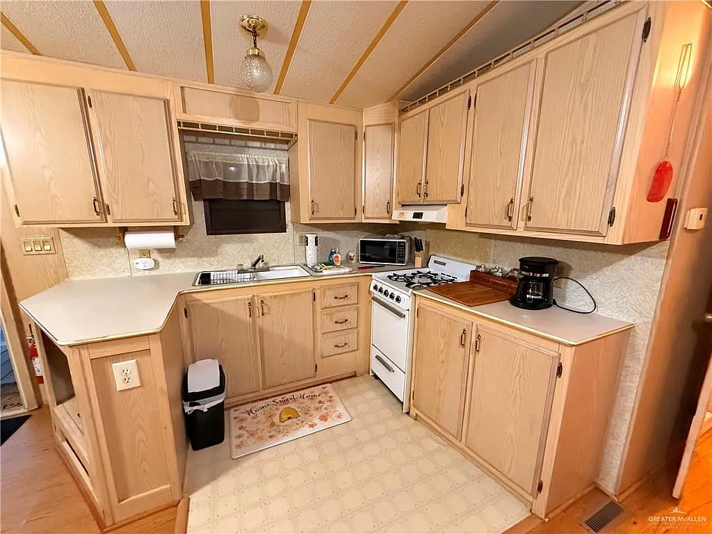 1 bed, 1.0 bath, 396 sqft, $850 — Photo 4