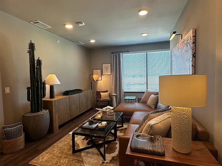 FM 1102 — Photo 6