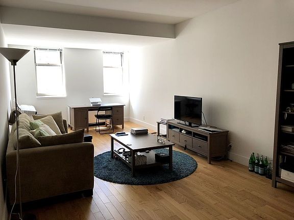 3rd image of 201 E 69th St APT 8D