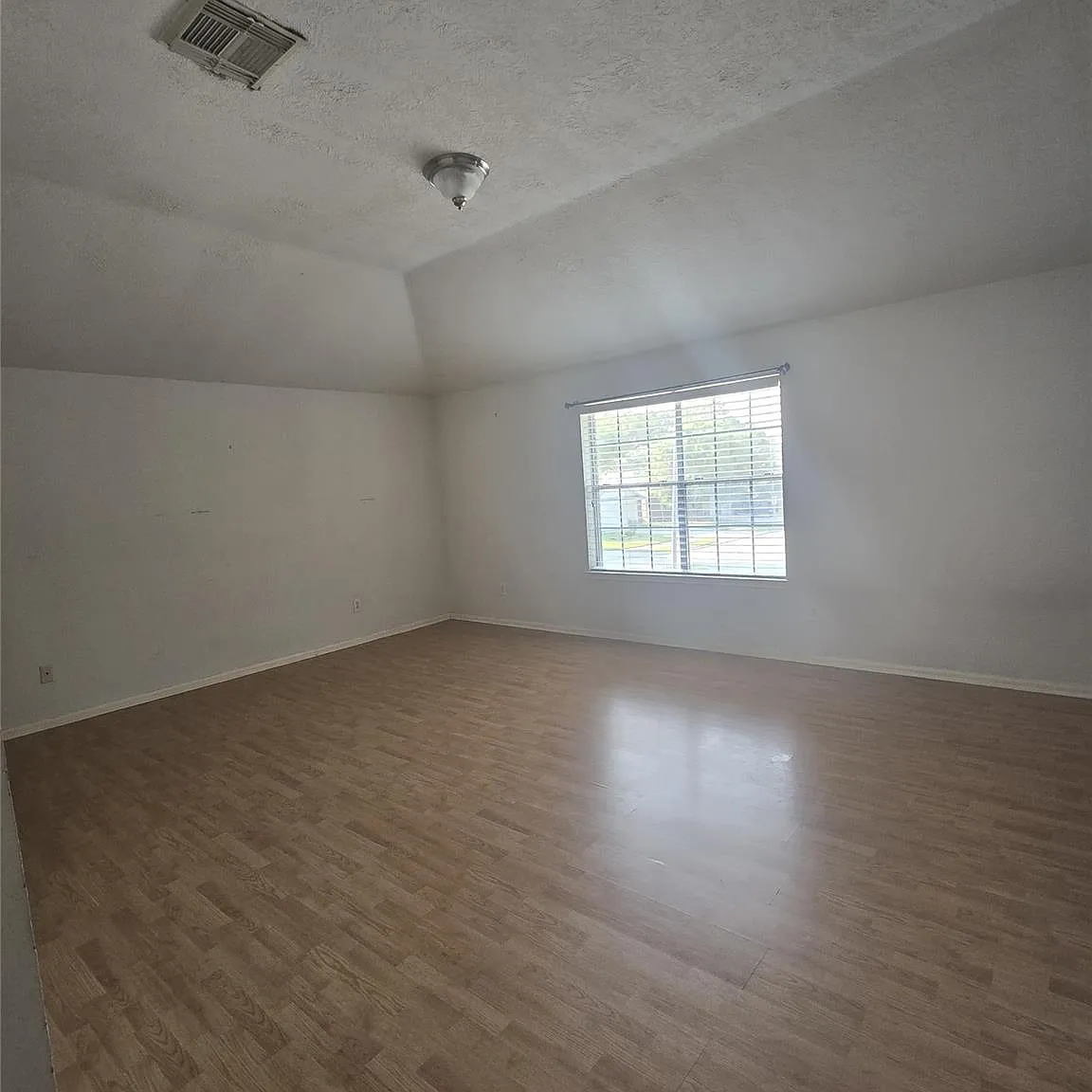 3 bed, 2.5 bath, 2046 sqft, $1,900 — Photo 4