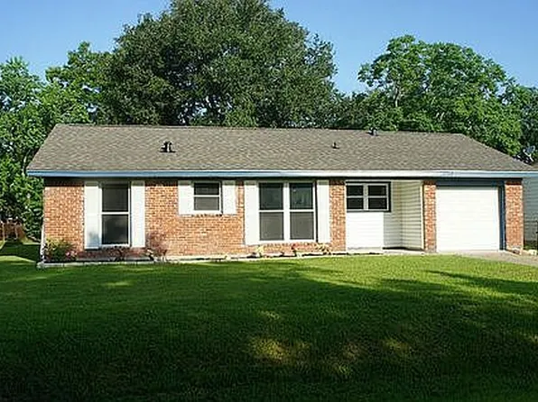 326 Cedar Dr, Hitchcock, TX 77563